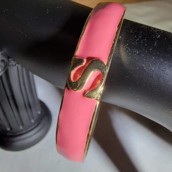 Gold tone and pink clasp bracelet with the initial "S" - Picture 5 of 14